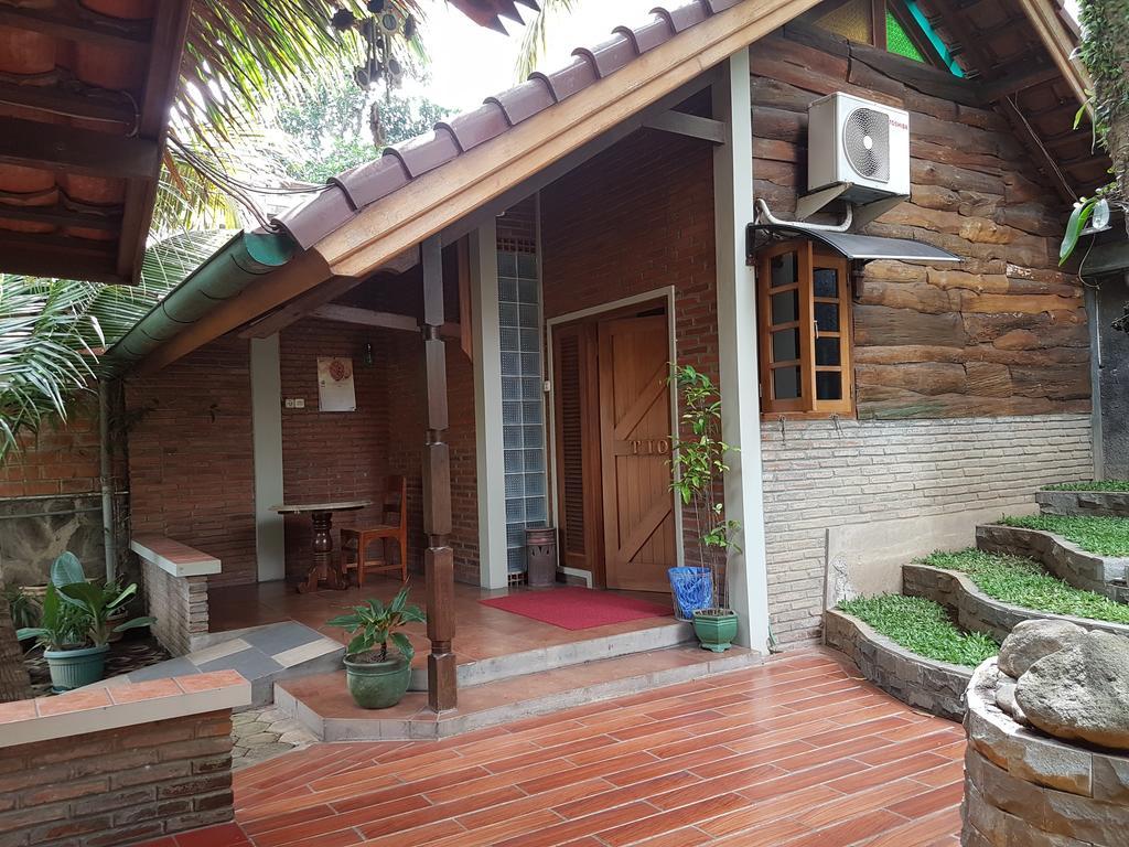 Peye Guesthouse Malang Zewnętrze zdjęcie