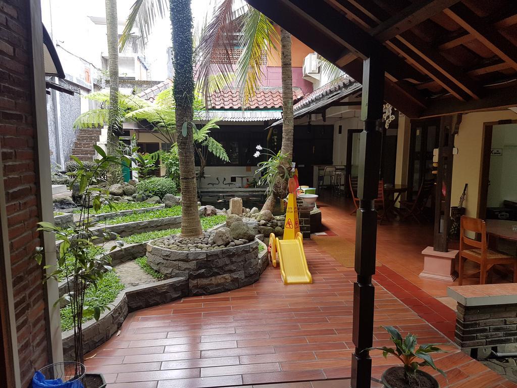 Peye Guesthouse Malang Zewnętrze zdjęcie